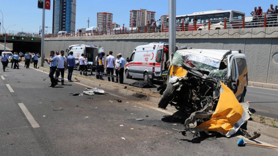 Diyarbakır'da korkunç kaza! Ölü ve yaralılar varş
