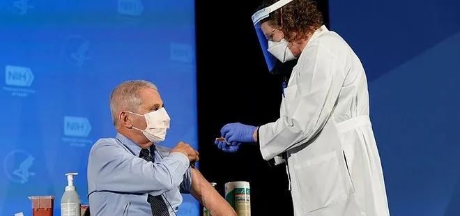 Son dakika: ABD Sağlık Bakanı ve Dr. Fauci canlı yayında Moderna’nın Kovid-19 aşısını yaptırdı