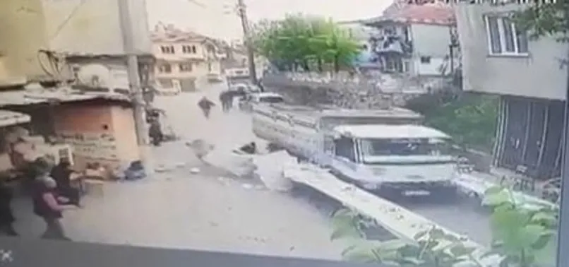 Balıkesir’de freni boşalan kamyonet iftar masalarına daldı! Yürekleri ağza getiren anlar kamerada