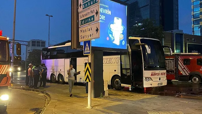 1723263570280.jpeg Söndürülen yolcu otobüsü daha sonra olay yerinden çekildi