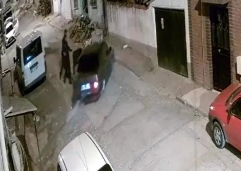 eskisehirde-pes-dedirten-olay-aracini-kendisini-kovalayan-bekcilerin-uzerine-surdu-1637065864442.jpg Eskişehir’de ‘pes’ dedirten olay! Aracını kendisini kovalayan bekçilerin üzerine sürdü - 3