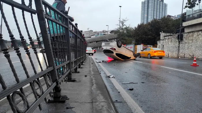 Beyoğlu'nda otomobil takla attı! Trafik yoğunluğu oluştu - 1