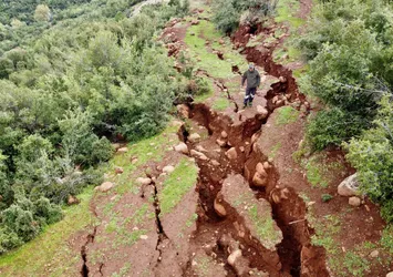 Hatay'da yer yarıldı: Deprem kaya bazalt taşı dinlemedi
