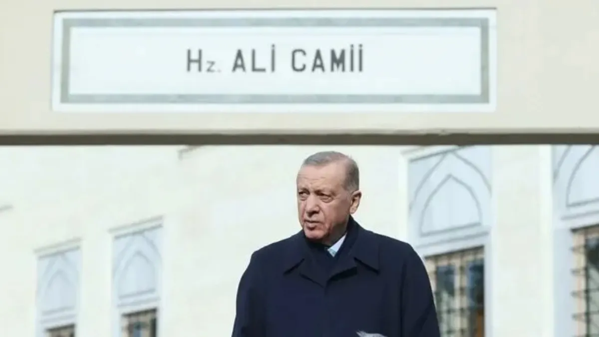 Cumhurbaşkanı Erdoğan cuma namazını Hz. Ali Camisi'nde kıldı