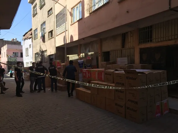 siirtte-kacakcilik-operasyonu-4-milyon-bos-makaron-ele-gecirildi-1633626007009.jpg Siirt’te kaçakçılık operasyonu! 4 milyon boş makaron ele geçirildi - 1