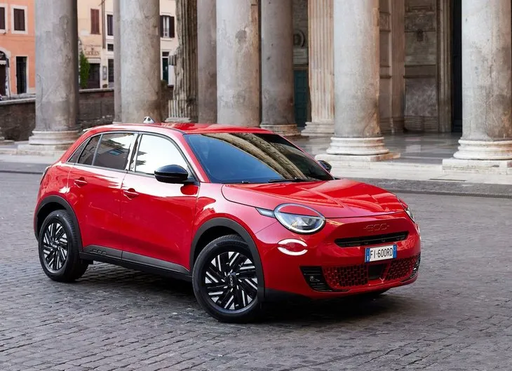 Fiat’ın seri üretime başladığı yeni crossover modeline büyük ilgi! Renkli iç tasarımı ile ve 156 beygirlik motoru ile rakiplerini sallayacak