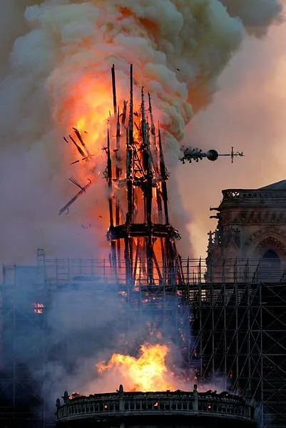 Notre-Dame Katedrali’ndeki yangından hangi tarihi eserler kurtarıldı?