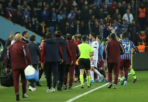 cyle-larinin-cezasi-belli-oldu-pfdk-rakibine-tokat-atan-larine-bir-mac-ceza-verdi-1649353245462.jpg Cyle Larin'in cezası belli oldu! PFDK rakibine tokat atan Larin'e bir maç ceza verdi - 3