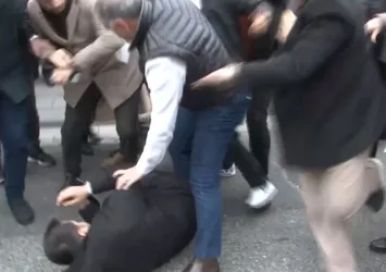 A Haber Muhabiri Ahmet Nazif Vural'a saldırı! Büyükçekmece Belediyesi önünde toplanan kalabalık darp etti! Yüzüne tekme attılar...