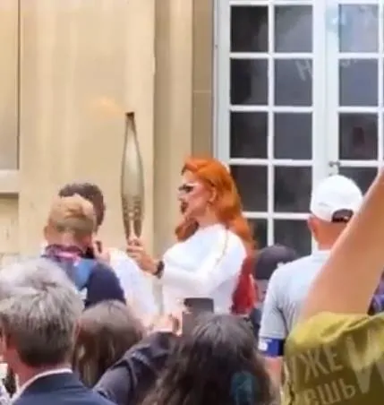 paris-olimpiyat-oyunlarinda-lgbt-dayatmasi-olimpiyat-mesalesini-bu-yil-translar-tasidi-1722022499967.jpeg OLİMPİYAT MEŞALESİNİ BU YIL TRANSLAR TAŞIDI