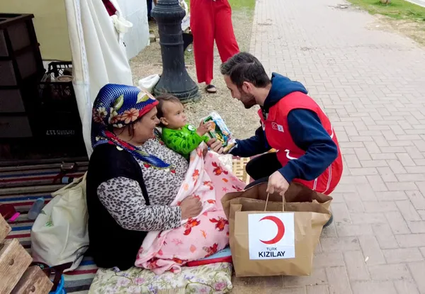 1681116638916.jpg Asrın felaketinin yaraları sarılmaya devam ediyor! Türk Kızılay’ı depremzede çocukları ikram paketiyle sevindirdi - 3