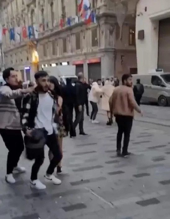 istiklal-caddesinde-laf-attin-kavgasi-o-anlar-kamerada-1671091020172.jpg