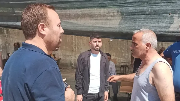 elazigda-kasaplar-bicakla-uzerine-yurudukleri-gazetecileri-dovdu-1657370833063.jpg Elazığ’da kasaplar bıçakla üzerine yürüdükleri gazetecileri dövdü - 3