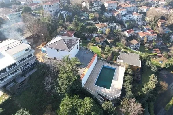 Halk TV’nin sahibi Cafer Mahiroğlu devletin yasağını tanımıyor! İBB’nin önünü açtığı kaçak villaya devam