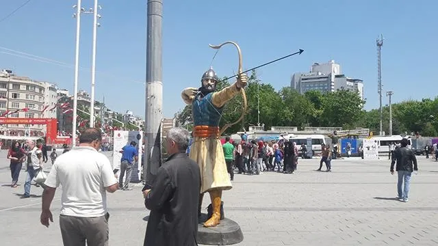 Taksim Meydanı’nın yeni simgesi ‘Okçu’ heykelleri - 1