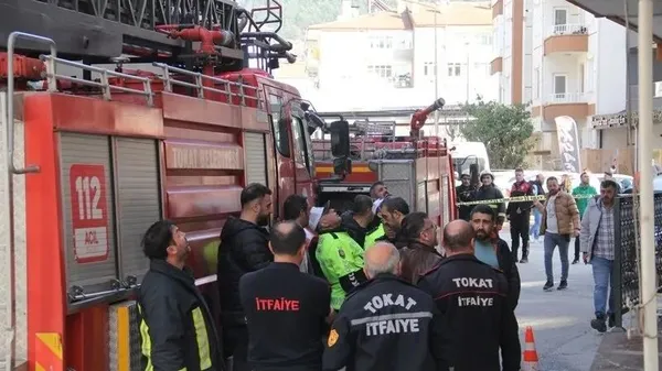otel-yangininda-can-pazari-musteri-3-kattan-asagiya-atladi-1708701270638.jpeg Tokat'ta otelde yangın paniği! Müşteri 3. kattan aşağıya atladı - 2