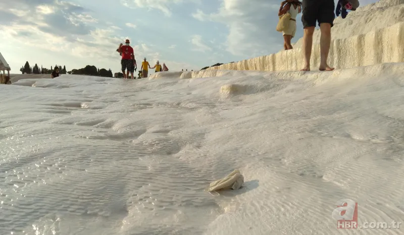 Pamukkale'de utandıran görüntüler! Ziyaretçiler tepki gösterdi 11