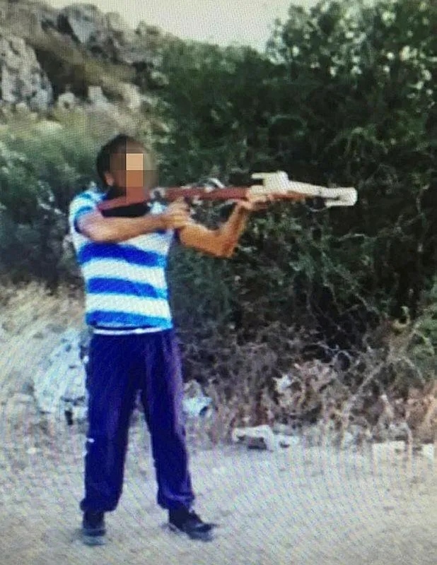Ankara'da DEAŞ'ın hücre evinde "arbalet" yay silahı ele geçirildi - 2