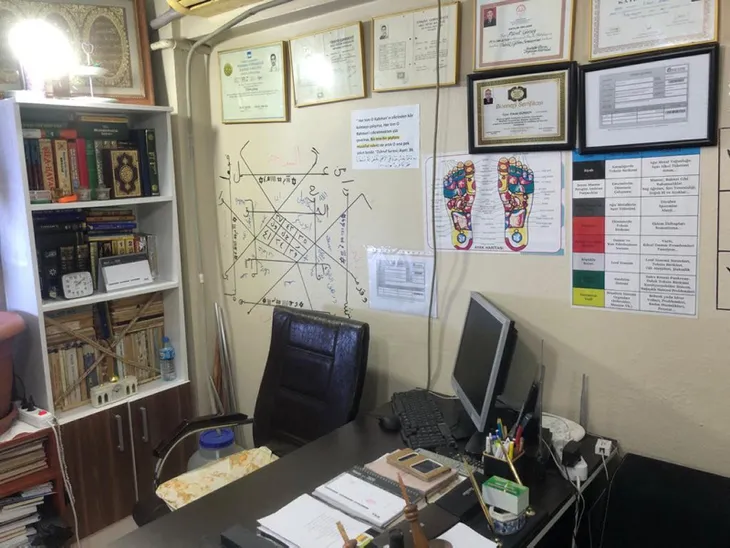 koronavirus-icin-muska-yazan-sahte-hoca-polise-sucustu-yakalandi-1586161863793.jpg Koronavirüs için muska yazan sahte hoca polise suçüstü yakalandı - 1