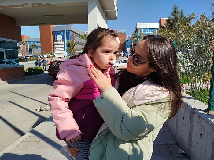 AVM'de başıboş köpek vahşeti! Küçük kızın dudağını parçaladı - 1