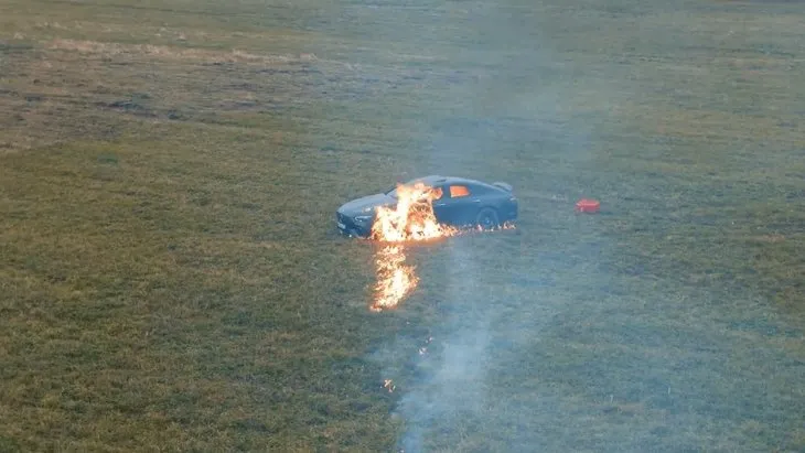 Sürekli arızalandığı için milyonluk Mercedes’i benzin döküp yaktı