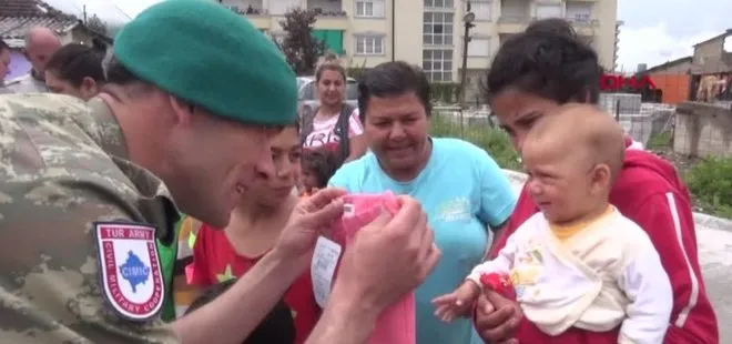 Türk askeri, Kosovalı çocukların yüzünü güldürdü