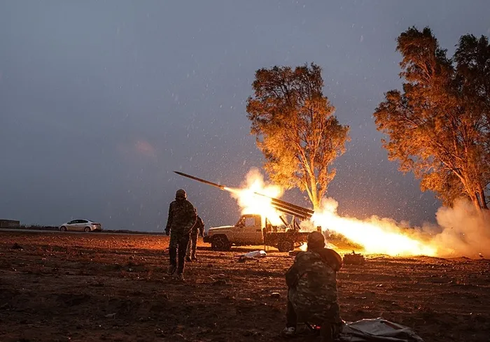 Suriye ordusu, Rakka iline bağlı Tabka ilçesinde terör örgütü YPG/SDG'ye ait mevzileri Grad füzeleriyle hedef aldı (AA)