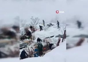 Derecik’te ahır çatısı çöktü