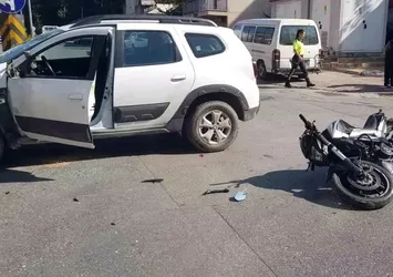 Otomobille motosiklet çarpıştı: 1 yaralı