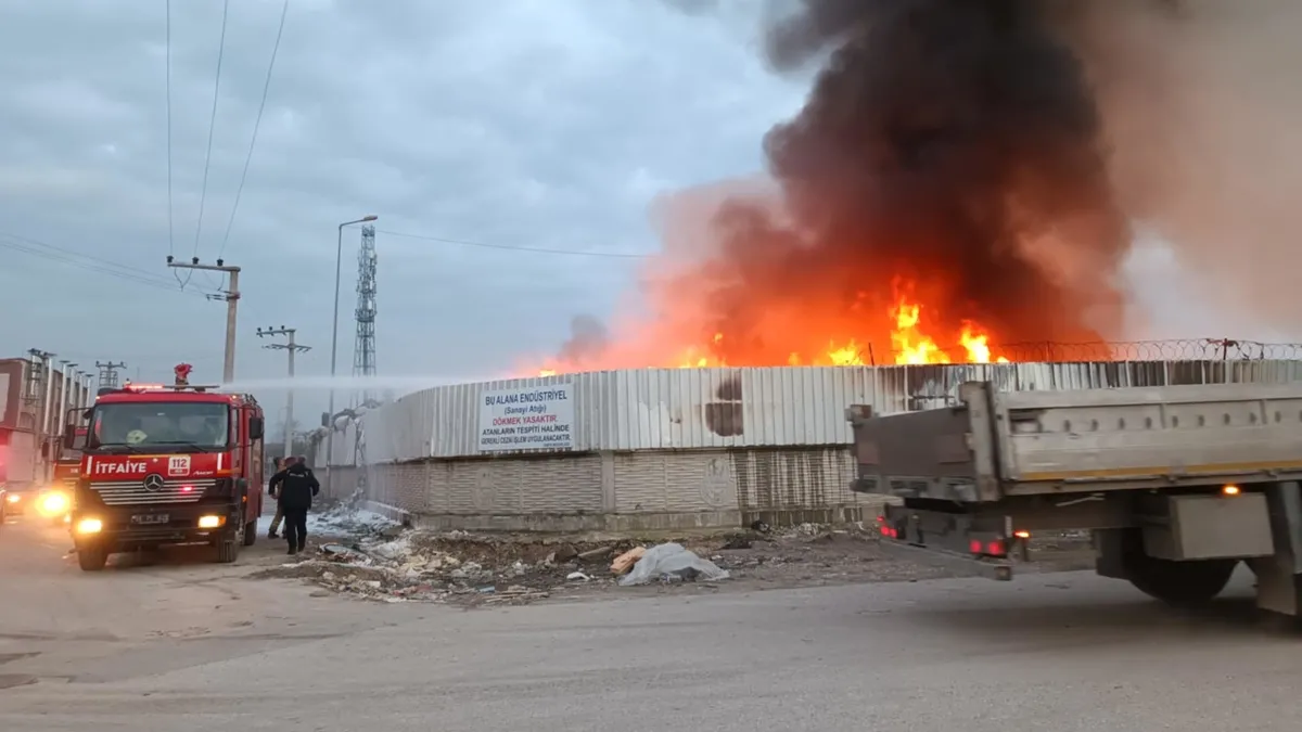 Çöp toplama merkezinde yangın! Alevler gitgide büyüyor