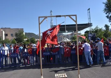 İdam sehpalarıyla FETÖ'cüleri protesto ettiler