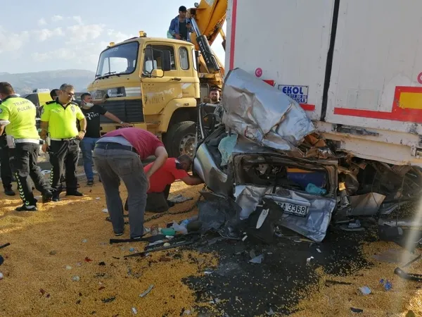 son-dakika-manisada-3-tir-ve-2-otomobilin-karistigi-kazada-3-kisi-oldu-cok-sayida-yarali-var-1630336823621.jpg Son dakika: Manisa'da 3 TIR ve 2 otomobilin karıştığı kazada 3 kişi öldü çok sayıda yaralı var - 2