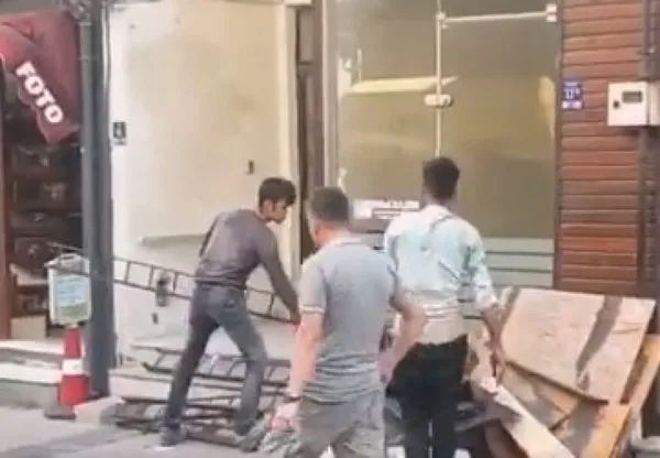 ’’Mültecileri göndereceğiz’’ diyorlar ama... CHP ilçe başkanlığı binasının tadilatında Afgan işçiler çalıştırılıyor