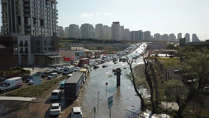 İSKİ borusu patladı! Su metrelerce yükseğe fışkırdı, yollar göle döndü