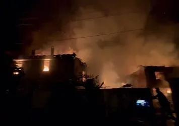 Bursa'da 3 ev alevlere teslim oldu!