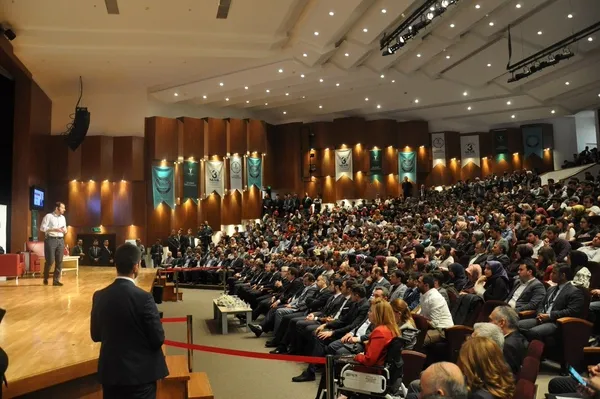 Bakan Albayrak'tan gençlere tam destek - 1