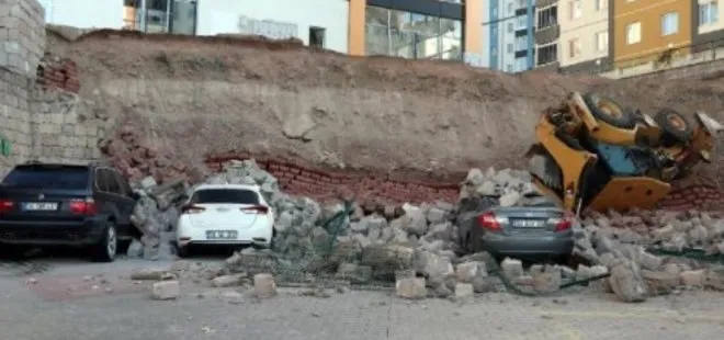 Kayseri’de istinat duvarı çöktü; 4 araç hurda oldu