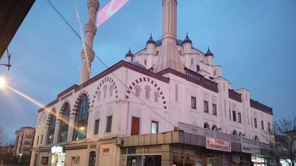 Tokat'taki deprem nedeniyle Sivas'taki bir caminin dışında hasar oluştu