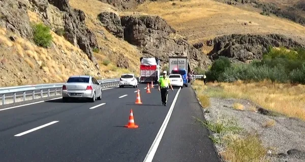 Tırdan yola düştü! Kimyasal madde uzman koruma ekipleri özel kıyafetle müdahale etti - 1