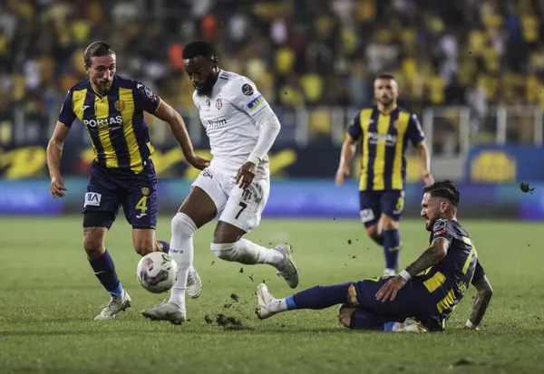 sahaya-giren-ankaragucu-taraftari-besiktasli-futbolcuya-tekme-atti-1662327691180.jpg Sahaya giren Ankaragücü taraftarı Beşiktaşlı futbolcuya tekme attı - 3