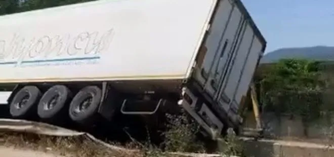 Bursa'da kontrolden çıkan tır devrildi