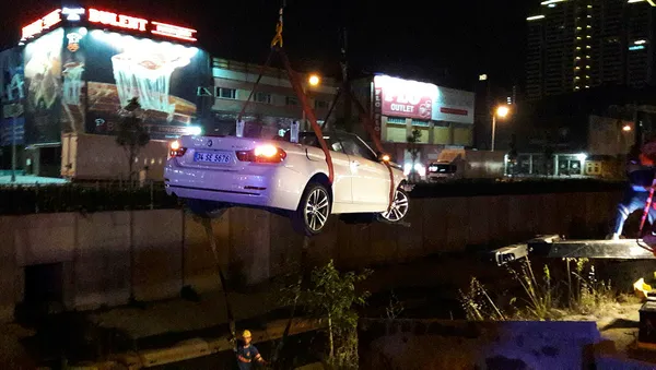 Basın Ekspres yolunda meydana gelen kaza sonrasında lüks otomobil dereye uçtu - 1
