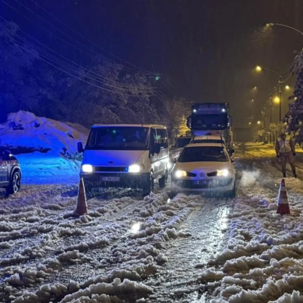 Muş-Bingöl kara yolunda kar esareti! 80 kişi mahsur kaldı