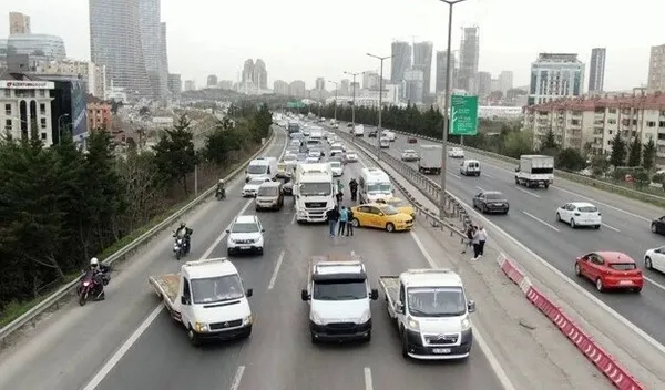 atasehir-temde-zincirleme-kaza-5-arac-birbirine-girdi-trafik-durma-noktasina-geldi-1648820727810.jpg Ataşehir TEM’de zincirleme kaza! 5 araç birbirine girdi, trafik durma noktasına geldi - 2