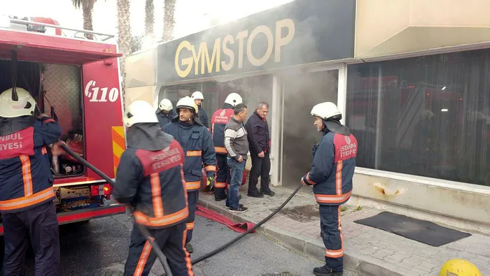 Son dakika: Bakırköy'de spor salonunda yangın! - 1