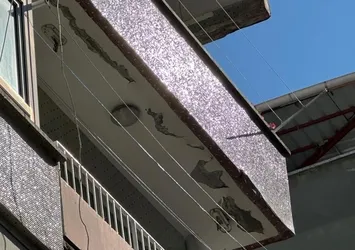 Balkondan düşen sıva parçaları korkuttu