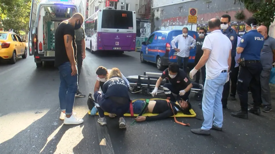 Beyoğlu'nda akılalmaz olay! Otobüse çarpan yaya hastanelik oldu