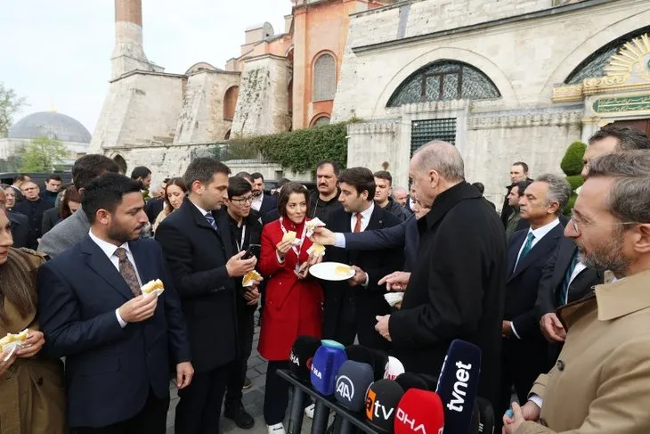 Başkan Erdoğan gazetecilere börek ikram etti