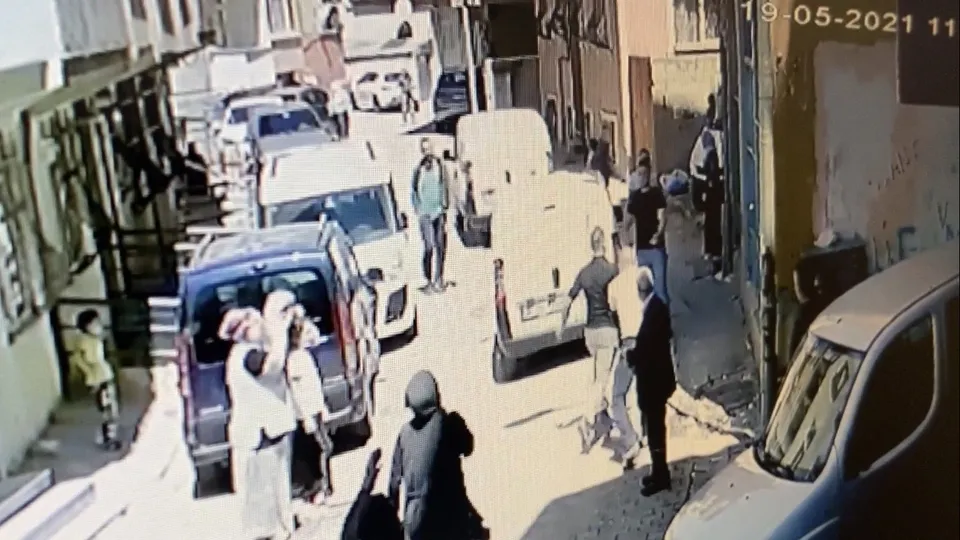 İstanbul Kağıthane'de korku dolu anlar! Sokak ortasında defalarca bıçakladı