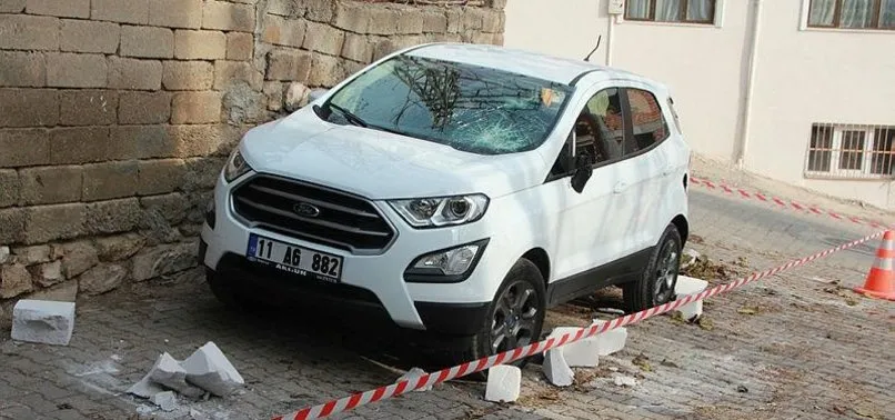 Bilecik Te Alkollu Sahis 12 Gun Once Alinan Sifir Arabayi Elindeki Kalasla Parcaladi